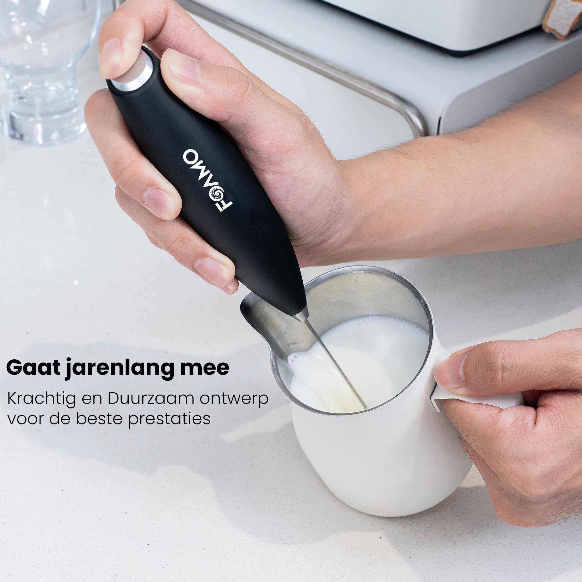 Hand die melk opschuimt met de duurzame en krachtige Foamo Melkopschuimer.