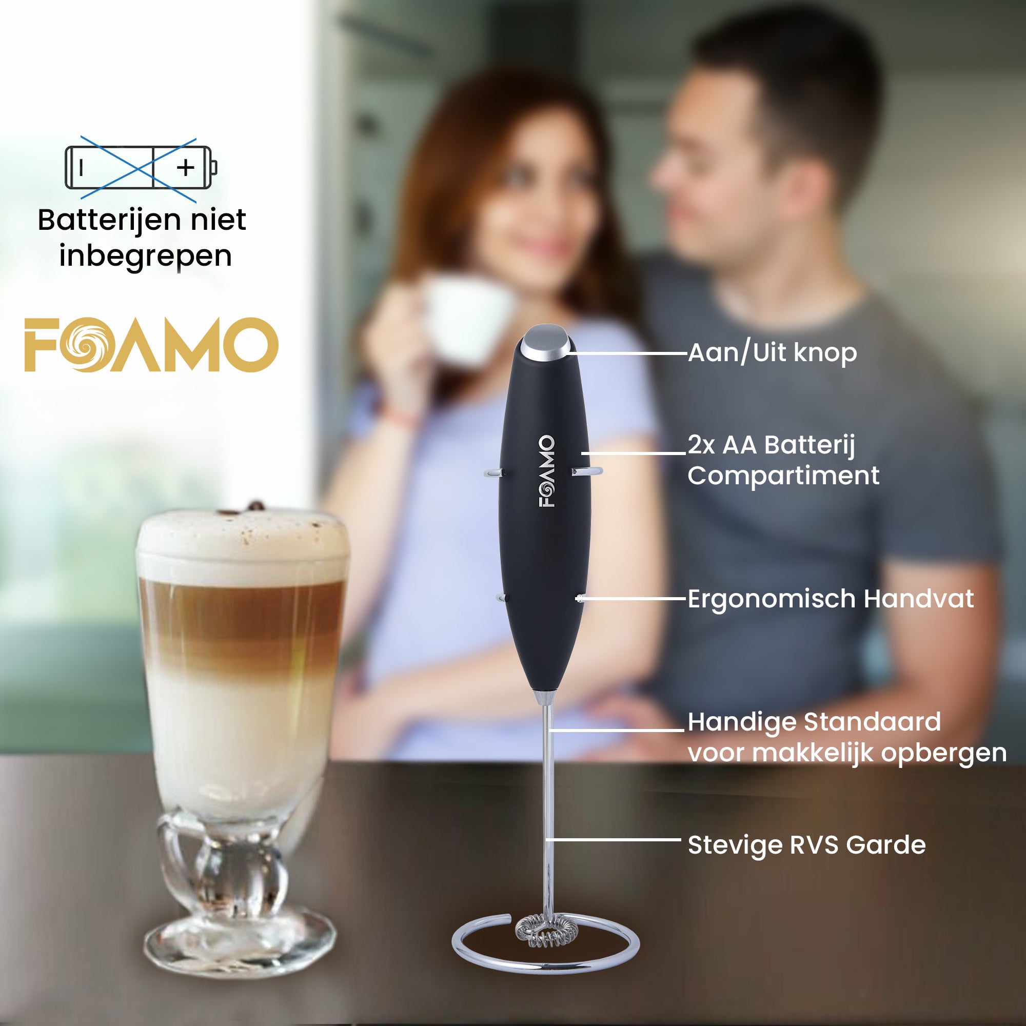 Foamo Melkopschuimer met ergonomisch handvat, RVS garde en handige standaard, perfect voor dagelijks gebruik.
