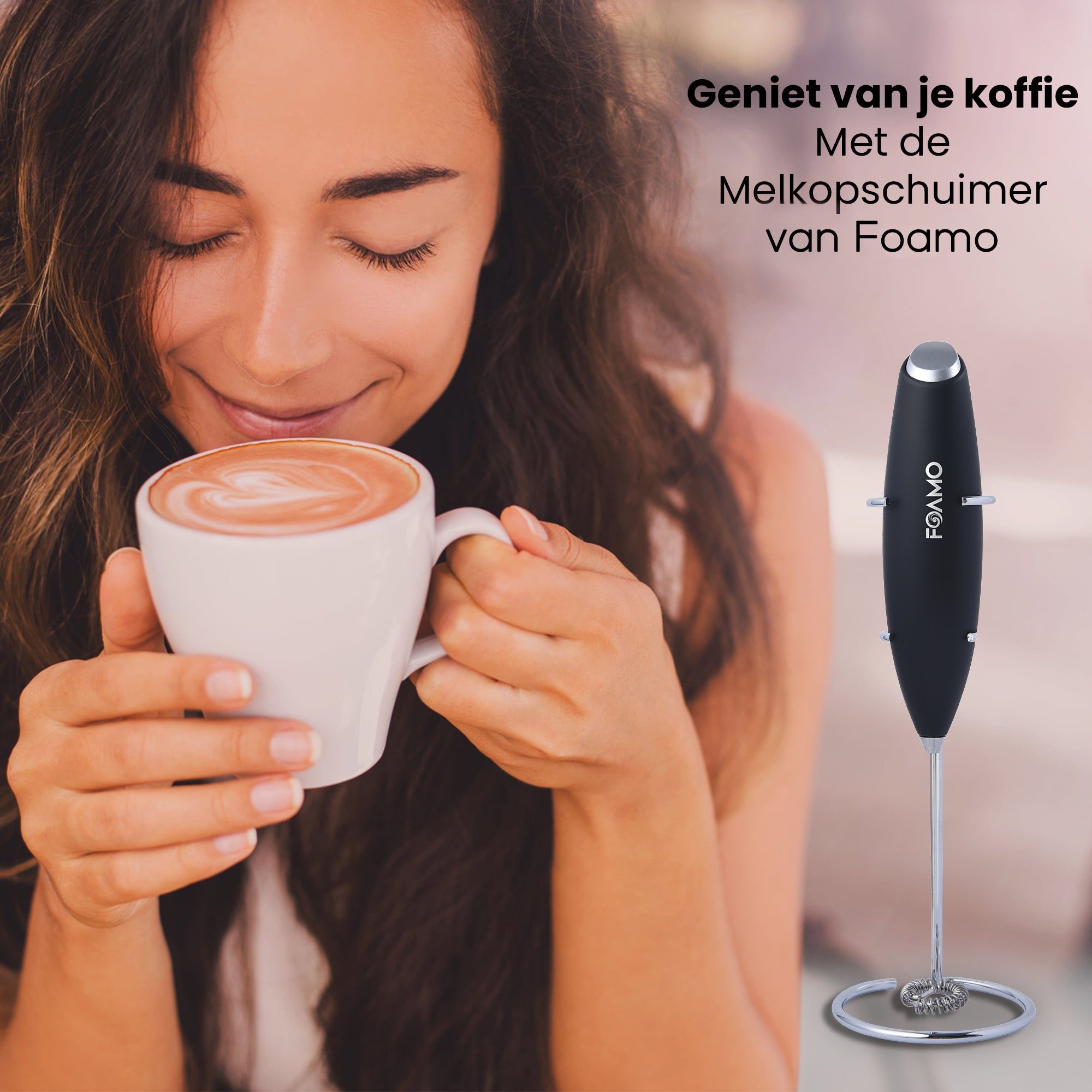 Vrouw geniet van een warme kop koffie terwijl de Foamo Melkopschuimer wordt gepresenteerd.