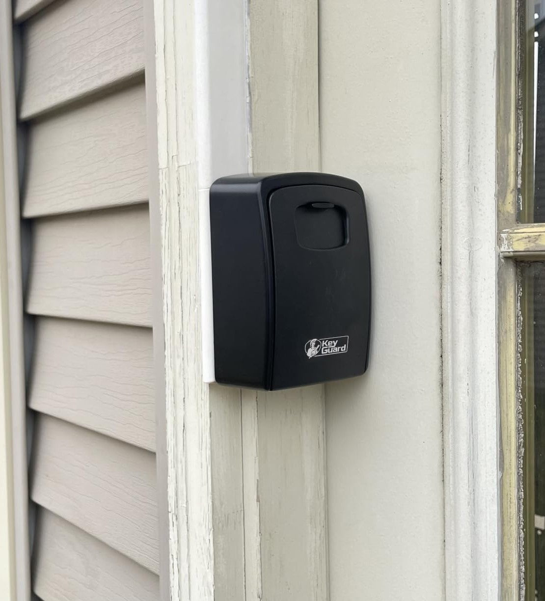 KeyGuard Sleutelkluis veilig gemonteerd naast een voordeur, geschikt voor het veilig bewaren van sleutels.