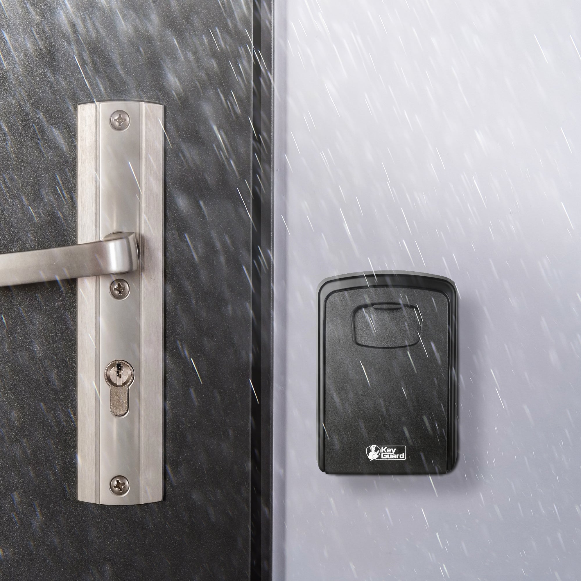 Weerbestendig Sleutelkluisje Pro XL van KeyGuard, aan een deur gemonteerd, beschermt sleutels tegen regen en roest.
