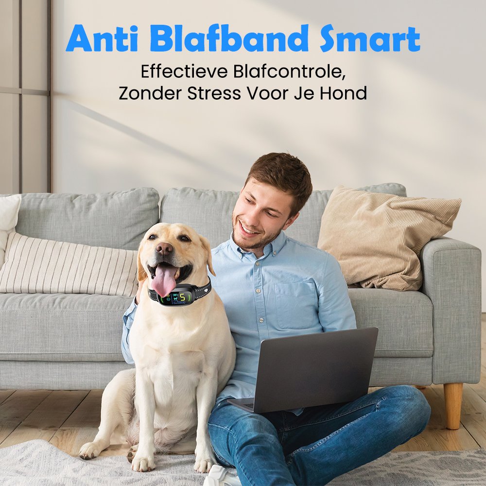 Man met hond die de Anti Blafband Smart draagt in een comfortabele thuisomgeving.