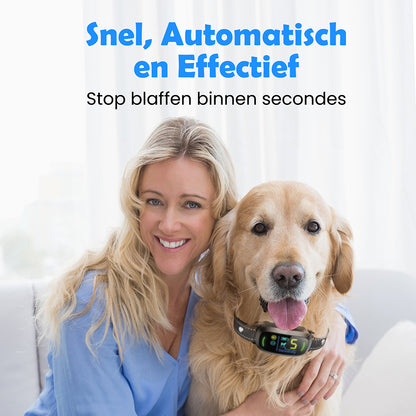 Glimlachende vrouw met haar hond die de Anti Blafband Smart draagt, voor directe en effectieve blafcontrole.
