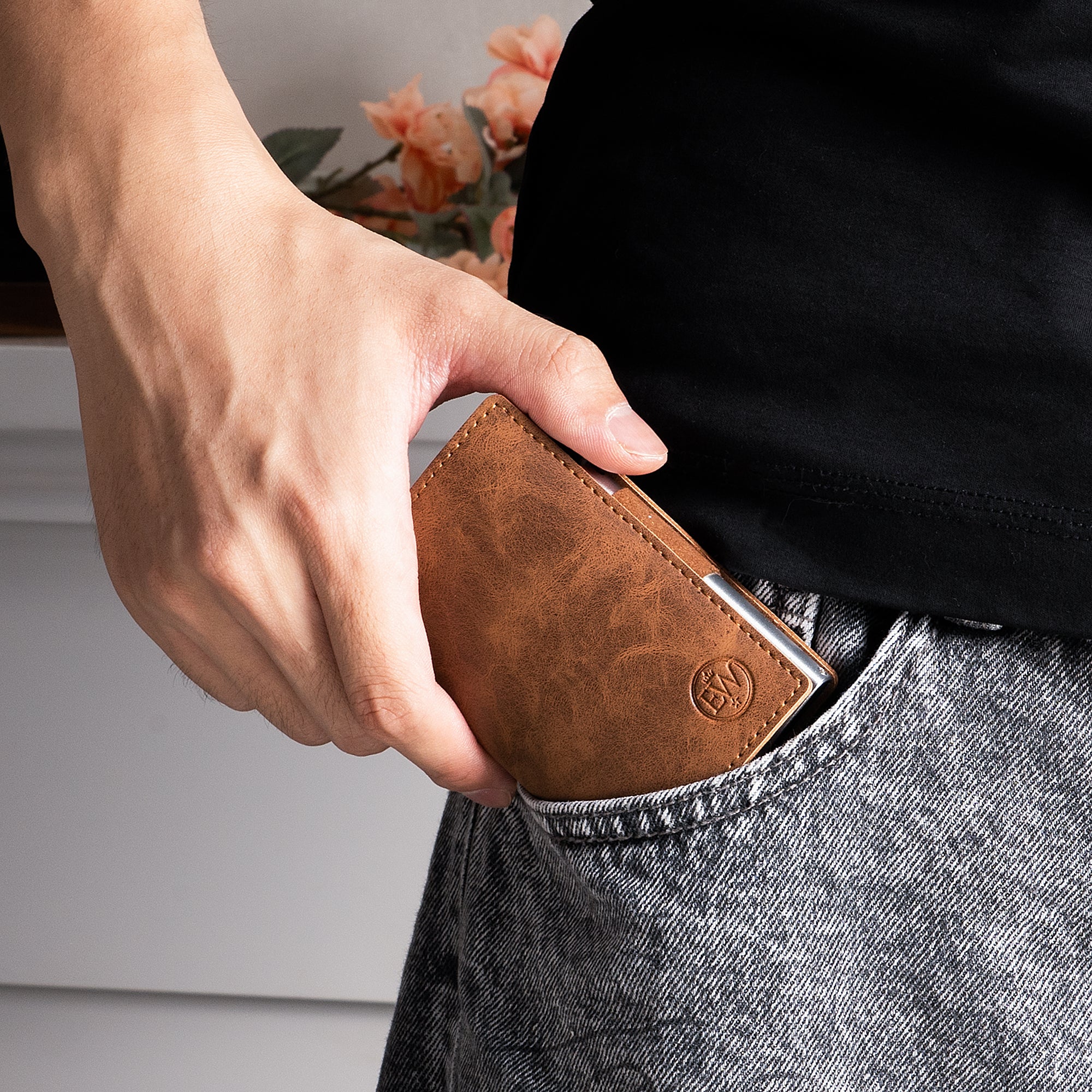 EliteWallets Pasjeshouder Pro in bruin PU-leer, compact passend in een broekzak en ideaal voor dagelijks gebruik