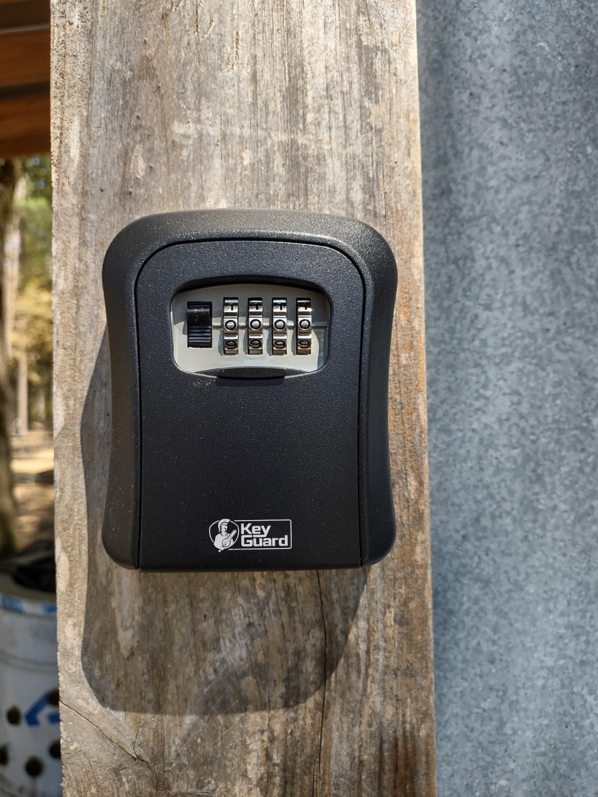 KeyGuard sleutelkluisje aan houten paal in een buitenomgeving.