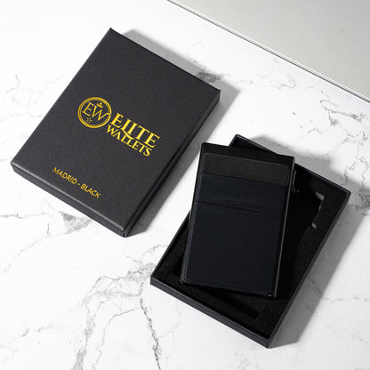 EliteWallets pasjeshouder Classic geleverd in een luxe zwarte geschenkverpakking.