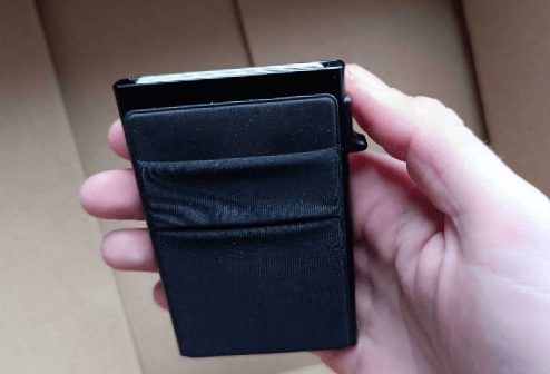 EliteWallets Pasjeshouder Classic met compact en handzaam design, vastgehouden door een gebruiker.